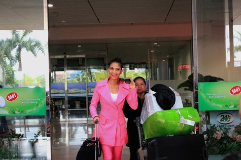 Sáng nay, Trương Thị May và mẹ cô đã về đến sân bay Tân Sơn Nhất Việt Nam